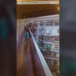 1人の男性を巡り、殴りかかった女の子がそのあと飛び降りる映像。