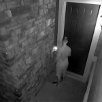 これは気持ち悪い･･･。17歳の女の子の窓を覗く男性。