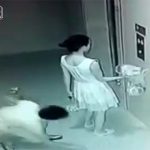 女性のアソコをスカートの下から触るとんでもない変態男。