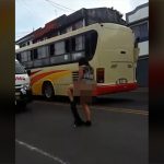 麻薬中毒の女、道路で全裸になって暴れる映像。