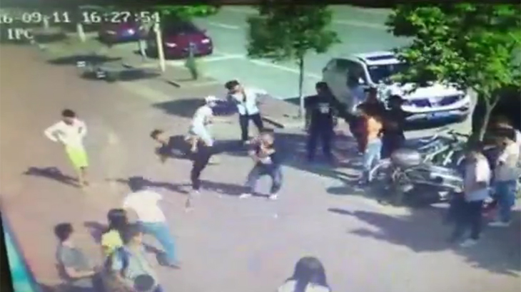 空手家の男 vs 刃物を持った男たち。