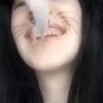 【閲覧注意】イカれた女。ネズミを生きたまま食べるグロ動画。