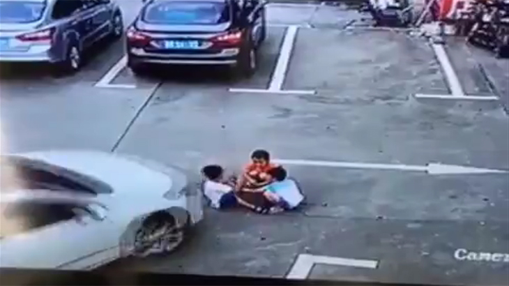 【閲覧注意】スマホに夢中の女性ドライバー、3人の子供を轢いてしまう。