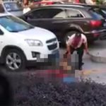 【超！閲覧注意】怒り狂う中国人の男、女性の腹から腸を引きずり出すグロ動画。