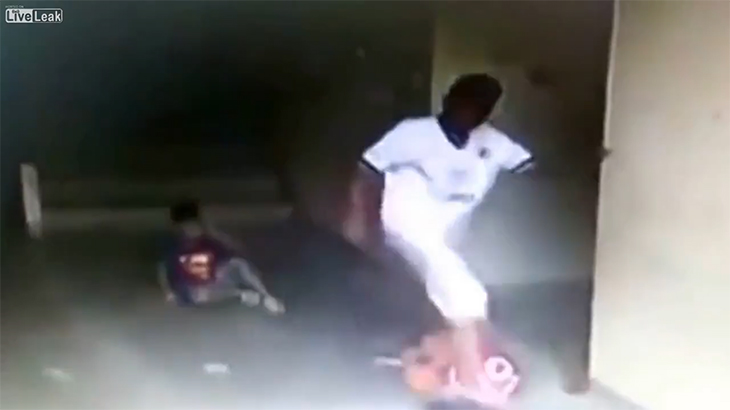 イジメた男の子の父親にボコボコにされるイジメっ子。