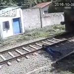 自分の首を電車に轢かせて自殺した男のグロ動画。