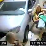 人の列に突っ込む女性ドライバー。2人が死亡。