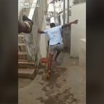 【閲覧注意】ブラジル貧民街の日常。銃で殺される男。