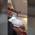 【閲覧注意】これも中国料理？生きたまま「ヒル」 を食べるグロ動画。