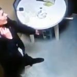 ウォッカ2本を万引きして逮捕された男、首を切って自殺。