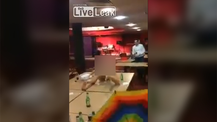 羞恥心を捨てた女、とんでもない宴会芸を披露。