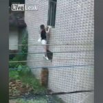 自宅の鍵を無くした女の子、窓から侵入しようとしてアソコを強打。