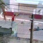 失神して倒れた男の顔面に大きな石を投げつけるグロ動画。