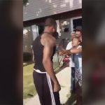 背の低い男、デカイ男を銃で脅すもボコられる映像。