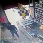 非番の女性警官、強盗を瞬殺する映像。