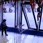 倒れてきたドアで潰されてしまう小さな女の子。