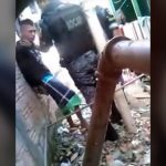 手錠をかけられ無抵抗の少年に、殴る蹴るを繰り返す警察官。