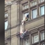 飛び降り自殺の男をキャッチ。しかしフルチンになってしまった映像。