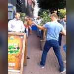 やっぱり強い。2人の男を倒してしまうバウンサー（用心棒）。