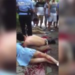 強盗に首を切られた女性、それを手で押さえて止血する男性の動画。