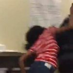 怖すぎる女子高生。浮気した彼氏をレンガで殴る映像。