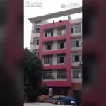 大学受験に失敗した2人の生徒、飛び降り自殺する動画。