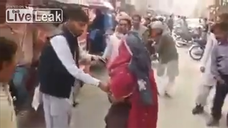 怪我をした子供を連れて物乞いする女。包帯を外してみると･･･。