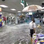 豪雨の後のショッピングモール、川と化してしまった動画。