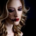 【閲覧注意】カミソリの刃で自分の頬を切り続ける女の子。