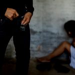 【衝撃映像】地下鉄で集団レ●プされそうになった女の子の映像が怖すぎる。