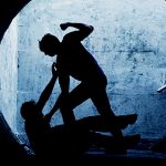 この痙攣は危険かもしれない。喧嘩で負けた少年。