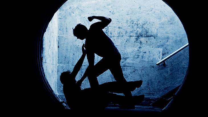 この痙攣は危険かもしれない。喧嘩で負けた少年。