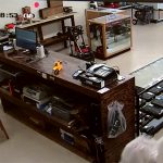 銃ショップを襲った強盗、返り討ちにあう。