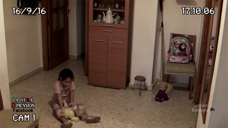 「幽霊がいる」と訴える娘。家に監視カメラを設置してみると･･･。