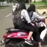 バイクの運転が下手すぎるイランの女子高生。