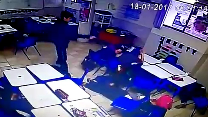 【衝撃映像】中学生、教室で銃を取り出し教師と生徒を撃つ。