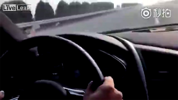 320kmのスピードで走るアウディが事故るとこうなる。