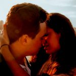 公衆の場でも気にしないカップルたちによるディープキス。