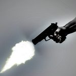 【超！閲覧注意】ギャングに頭を撃たれ、腕を切り落とされるグロ動画。