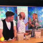 朝の生放送、マジック失敗で手に釘が刺さってしまった女子アナの動画。