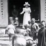 「白人」の貴婦人が「黒人」の子どもたちに”エサ”を与える動画。