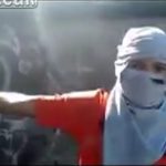 右手を銃で撃ち抜かれてしまう子供の動画。