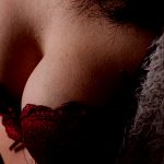 カンフー女子、おっぱいで “真剣白刃取り” みたいなことしちゃう。