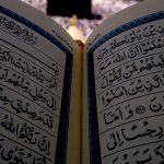 リンチされる学生。理由は “異教徒” だから。