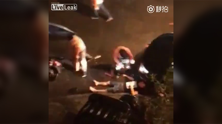 中国の喧嘩、レベルが違う。男の顔面に岩をぶつけるグロ動画。