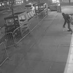 ムカついてたまらない男、店のショーウィンドウを破壊する動画。