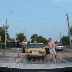 危険運転の車に注意した男性、ワンパンKOされてしまう動画。