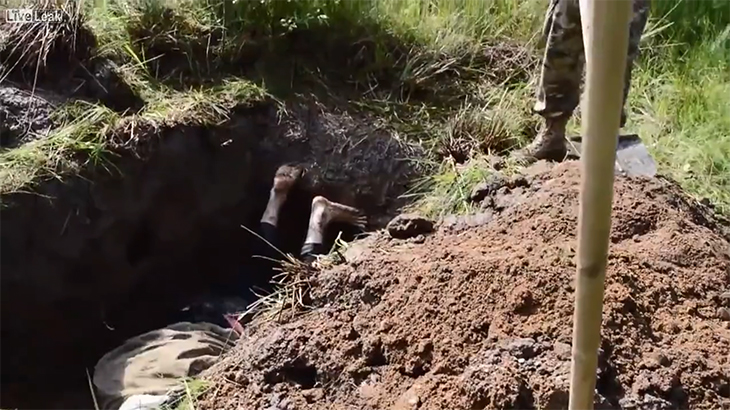 ウクライナ軍、囚人を生き埋めにする動画。