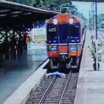 駅で飛び込み自殺。こんな状況でも生き残ってしまった女性の動画。