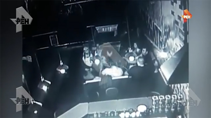 バーにて、プロの格闘家に殴られて死亡した動画。